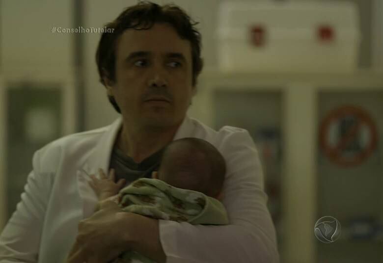 Enquanto Catraca estava internada, Robson invadiu o hospital disfarçado e roubou o bebê