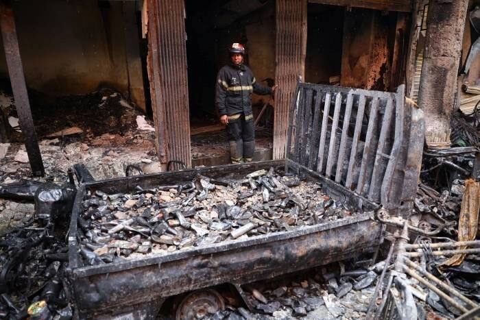 As causas do fogo são ainda desconhecidas, mas as chamas começaram por volta das 22h45 (hora local) em um edifício de cinco andares conhecido como Haji Wahed Mansion, onde se encontrava um armazém de produtos de plástico