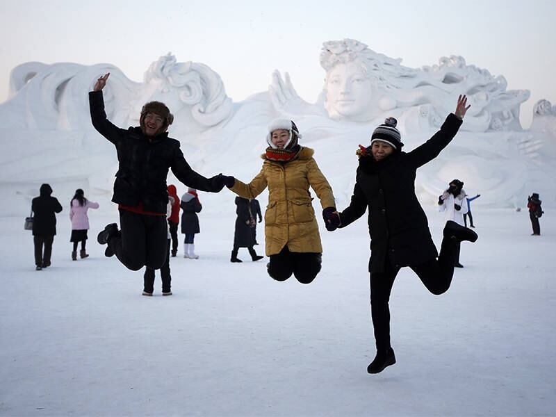 Visitantes conferem a abertura do 30º Festival de Gelo e Neve de Harbin, na China. As esculturas de gelo consumiram 180 mil metros quadrados de gelo e  mais de 10 mil trabalhadores foram convocados para construir
esculturas de gelo e neve
