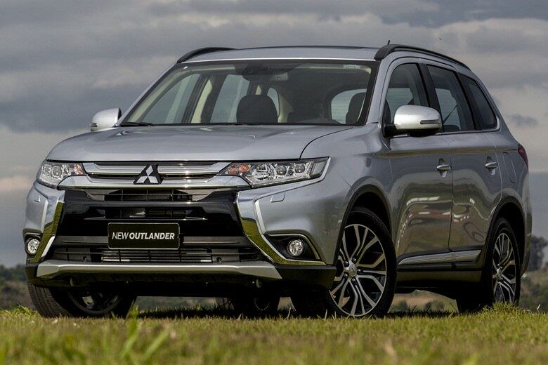 Quanto ir de carro de São
Paulo até Brasília? Em teste realizado na última semana, com números auditados pela empresa Falcão Bauer, o Mitsubishi New Outalnder
Diesel chegou a destino com apenas um tanque de combustível, cujo abastecimento na capital paulista custou R$ 146,2. A média de consumo foi de impressionantes 19,85 km/l
