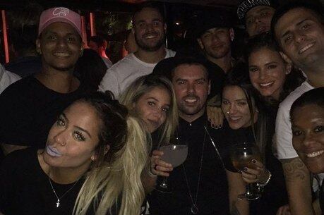 Neymar comemora 25 anos com amigos e namorada
