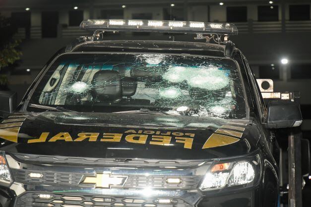 RJ - ELEIÇÕES 2022/ROBERTO JEFFERSON/PRISÃO/TIROS/PF - POLÍTICA - Viatura atingida por tiros de fuzil disparados pelo ex-deputado federal Roberto Jefferson (PTB) chega à sede da Superintendência da Polícia Federal no Rio de Janeiro, neste domingo, 23 de outubro de 2022. Jefferson se rendeu por volta das 19h em sua casa em Levy Gasparian, no interior do Estado, após resistir por mais de oito horas a uma ordem de prisão do Supremo Tribunal Federal (STF) e ferir dois agentes policiais federais. 23/10/2022 - Foto: CLEVER FELIX/LDG NEWS/ESTADÃO CONTEÚDO