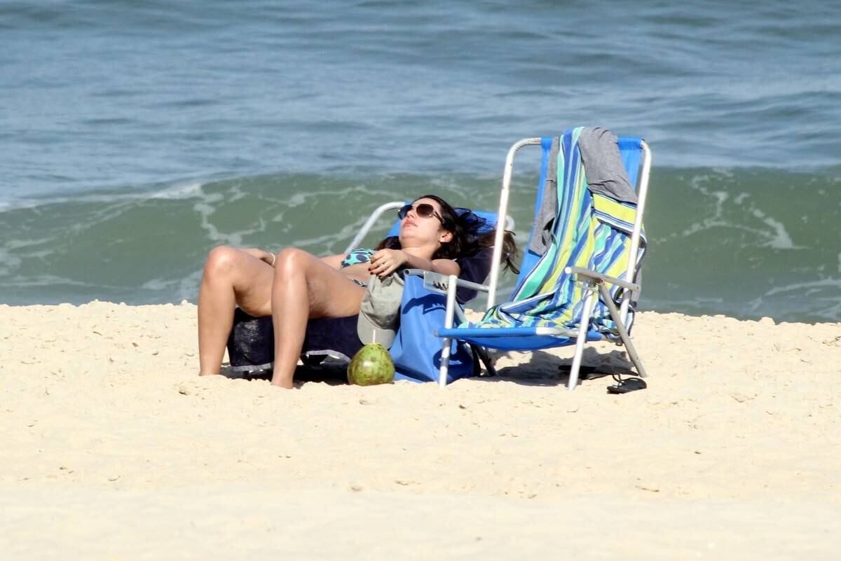 Patrícia Poeta tira o dia para reforçar o bronzeado em praia do Rio