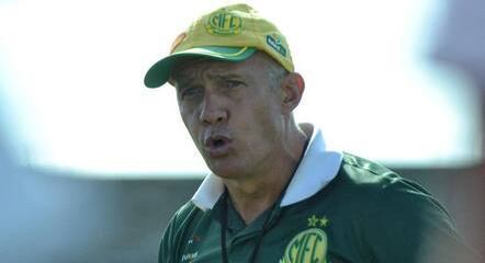 Técnico Eduardo Baptista comanda o Mirassol