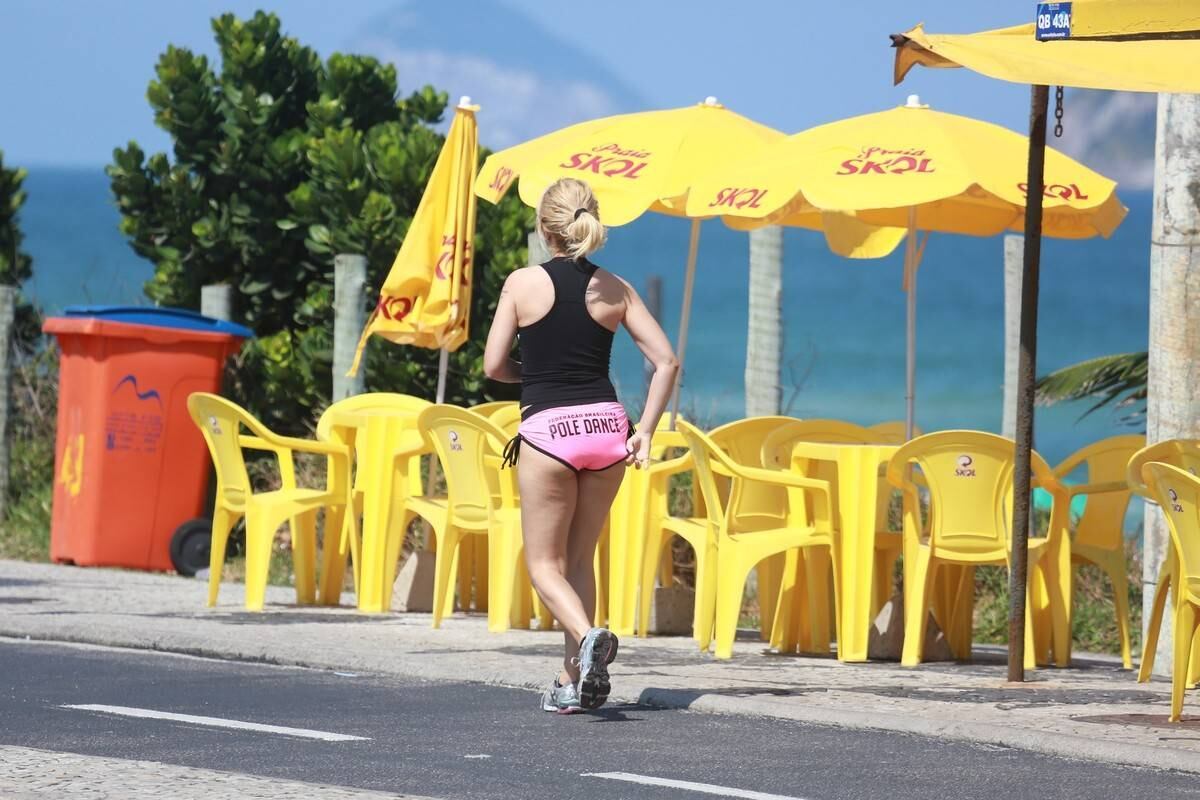 Antônia Fontenelle correu de shortinho nesta terça-feira (2)