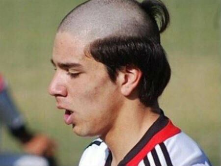 Giovanni Simeone, filho de Diego Simeone, também já fez as suas bizarrices no cabelo. Nesse caso, foi um trote que o atacante recebeu ao ser contratado pelo River Plate. Pobre garoto...