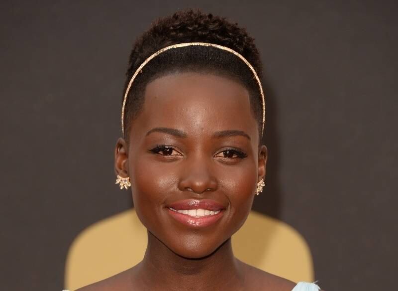 Lupita Nyong’o, vencedora de melhor atriz coadjuvante, também apostou nos cílios poderosos. Com a pele iluminada, a moça completou a produção com batom rosa
