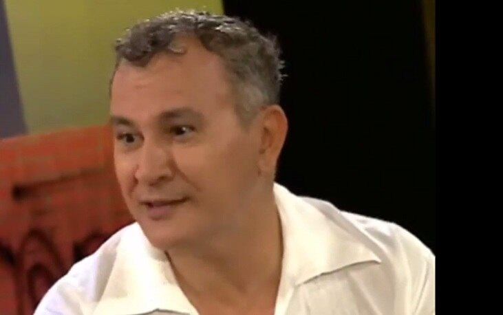 Nanni de Souza iniciou seus trabalho na extinta TVS como produtor musical da emissora. Em um programa na internet, ele contou que o personagem que iria interpretar o Bozo faltou e o Silvio Santos pediu para que ele se vestisse e comandasse o programa no lugar do palhaço. 

— O Silvio falou: coloca a roupa no Nanni, diz para ele chamar uma desenho, outro desenho, diz para ele não falar com nenhuma criança e vai. O Silvio olhou para mim como um cara disponível. A minha vida girava em torno desse objetivo. Eu não precisa comer, não precisa voltar para casa. Se ele quisesse eu morava dentro daquela televisão