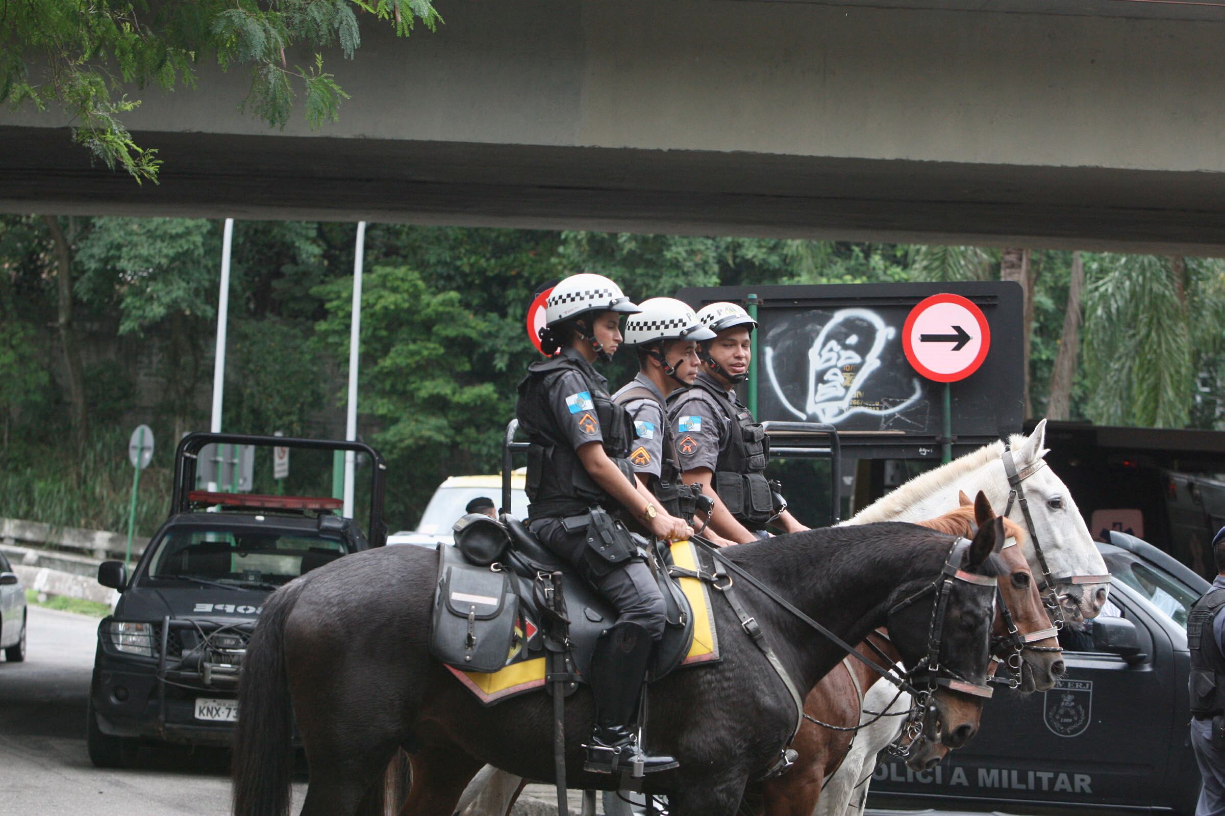 O governador Sérgio Cabral marcou presença na inauguração. Com mais essa etapa concluída, a Secretaria de Segurança Pública considera fechado o “cinturão” do maciço que compreende as regiões da Tijuca, na zona norte, e da Zona Sul