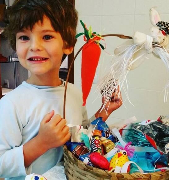 João Guilherme, filho de Letícia Birkheuer mostrou a cesta recheada de doces que ganhou