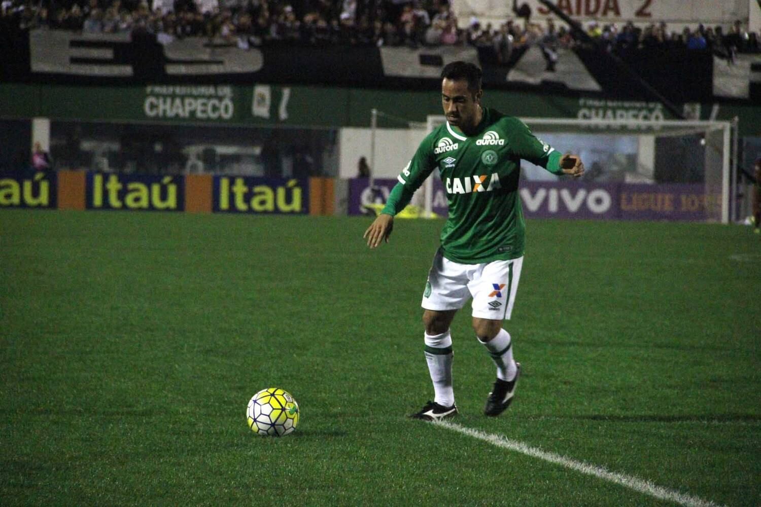 Uma semana após a tragédia que devastou praticamente toda a
equipe da Chapecoense, um grande ponto de interrogação paira sobre a Arena
Condá. Ainda com o futuro indefinido, o Verdão do Oeste pode ter em seu
pequeníssimo elenco o pilar para a reconstrução da equipe. Um jogador que, por
obra do destino, estava se recuperando de lesão e, por isso, não estava no
trágico acidente