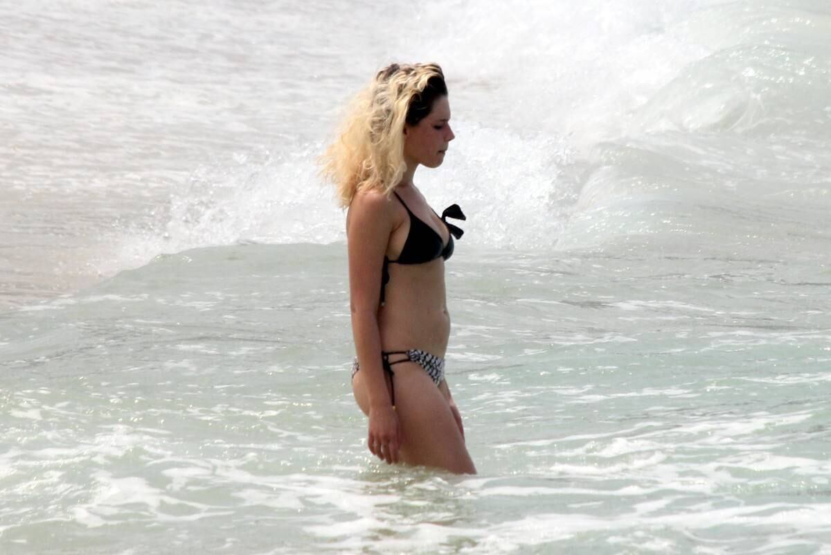 Bruna Linzmeyer foi à praia nesta quinta-feira (16)