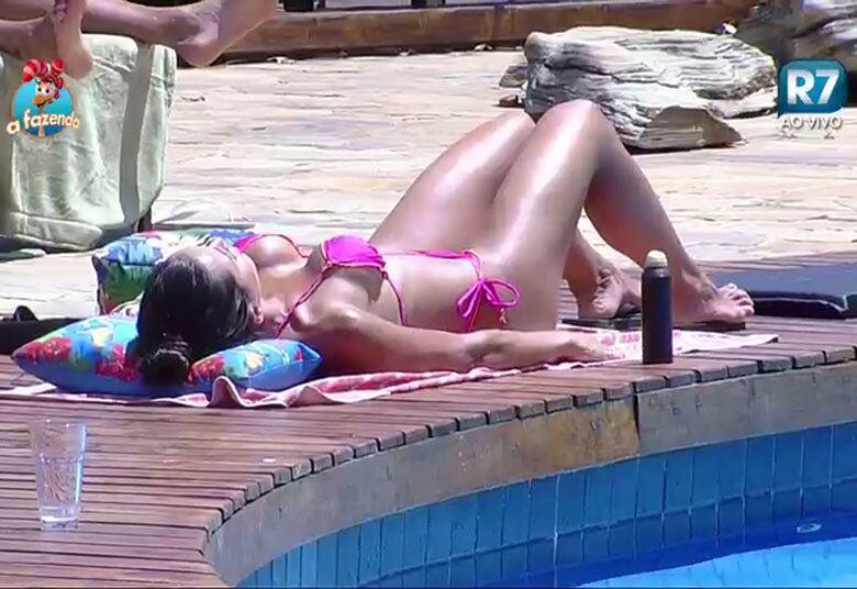 A repórter nunca perde a oportunidade de tomar sol, exibir um corpo sarado e causar inveja em muita mulher por aí

+ Super Rouge: sete momentos que mostram que Li Martins foi tomada pelo ritmo Ragatanga
+ Mulher Maravilha! Dez vezes em que Mara mitou em A Fazenda
+ Entre tapas e beijos, Ana Paula Minerato e Thiago provam que nasceram um para o outro
