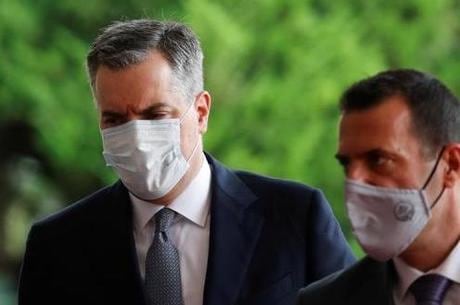 Adib (esquerda) teve reunião Macron em Beirute