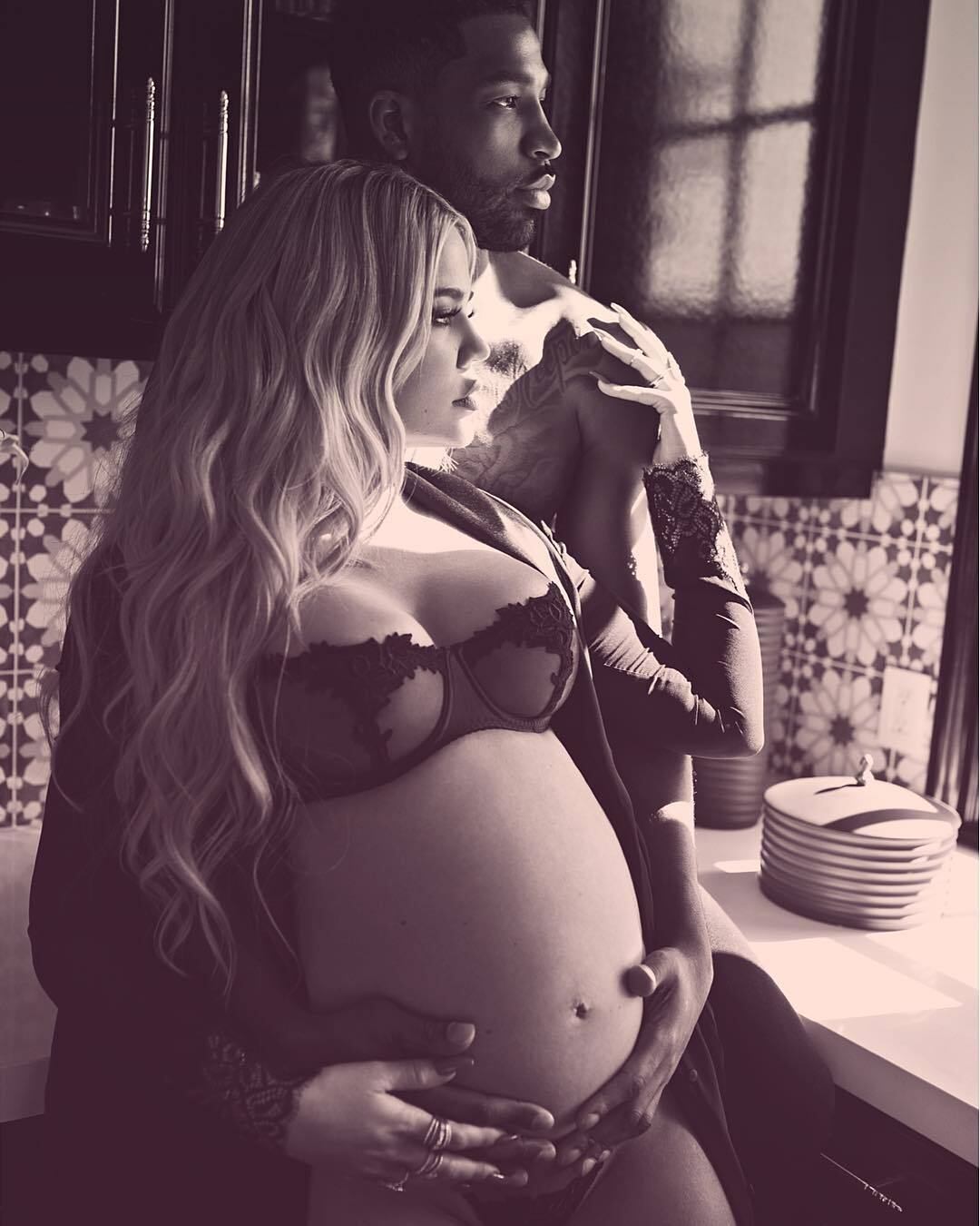 Khloé Kardashian
revelou nesta segunda-feira (16) o nome de sua primogênita: True Thompson. True
significa verdade e há quem diga nas redes sociais que foi uma bela indireta para o marido,
Tristan Thompson, que foi flagrado aos beijos com duas mulheres poucos dias antes
do nascimento da filha. Mas o fato é que ninguém sabe se a suspeita é verdadeira