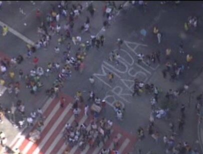 Aos poucos, outras pessoas foram chegando ao protesto. Profissionais da área da saúde chegaram pela av. Afonso Pena e se juntaram ao grupo.