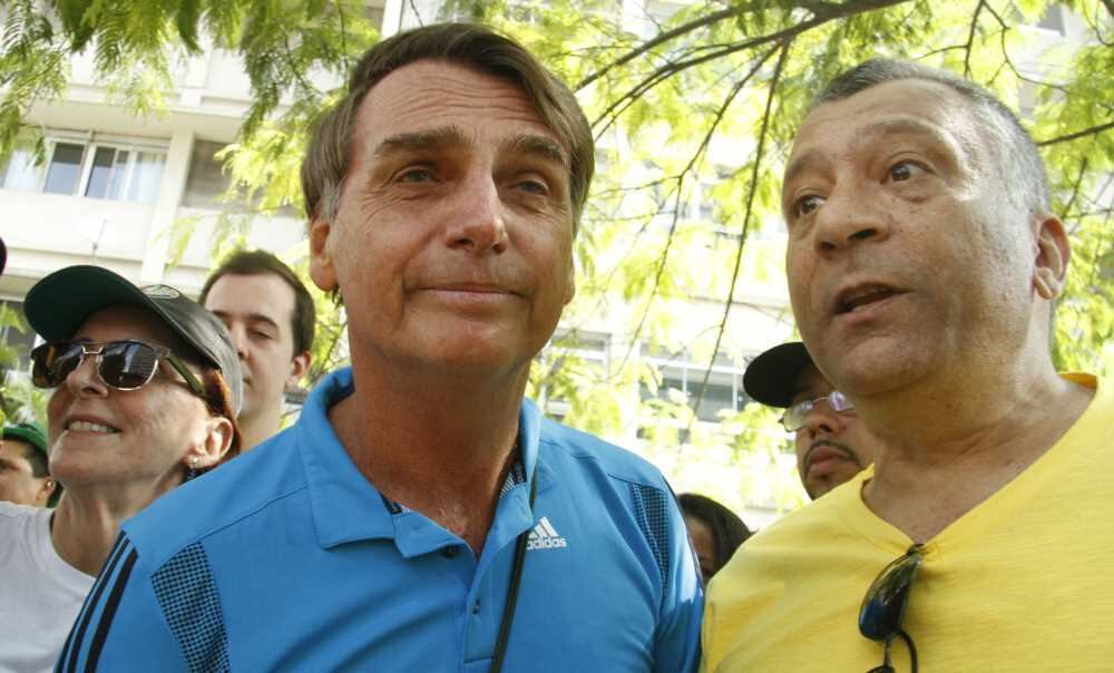 São Paulo (SP) - Quando o R7 flagrou
Jair Bolsonaro (PP), ao menos 30 pessoas esperavam para tirar selfie com o
deputado. Muitos o chamavam de "presidente"