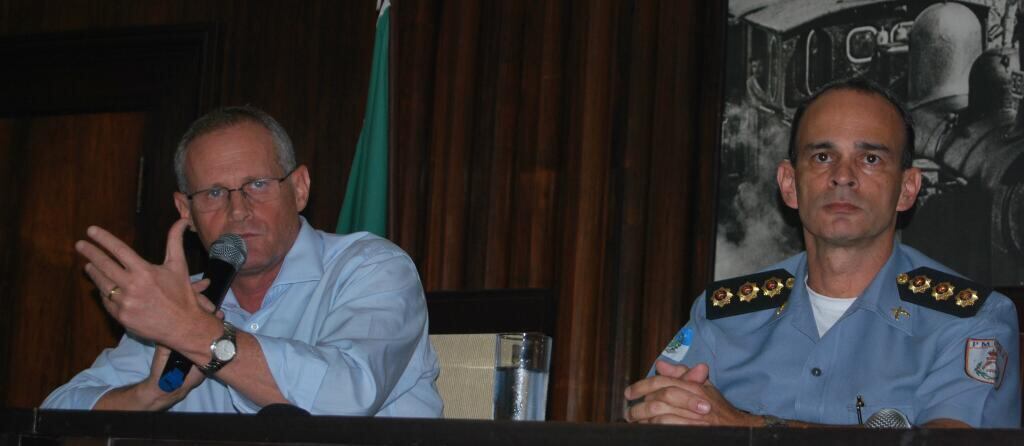 Beltrame (à esquerda) anunciou o coronel José Luís Castro Menezes (à direita) como novo comandante da PM do Rio