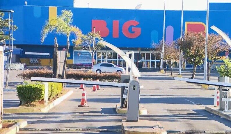 Bebê foi encontrado por funcionária do mercado