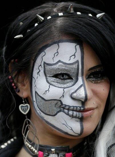 As mulheres também participam e até tentam ficar feias, mas o efeito é justamente o contrário. Que o diga essa torcedora do Oakland Raiders...