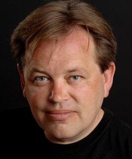Na sexta-feira (6), às 20h: Adam Howard

Com uma carreira de mais de 35 anos, é um pioneiro na indústria dos efeitos visuais digitais. Nos anos 90, mudou-se para os Estados Unidos e, desde então, tem criado e supervisionado efeitos visuais, animação e desenho para cinema e televisão em todo o Mundo.Adam já ganhou quatro prêmios EMMY, pelos seus trabalhos em ""Star Trek: The Next Generation"" and ""Star Trek: Voyager"" e foi indicado outras 9 vezes
