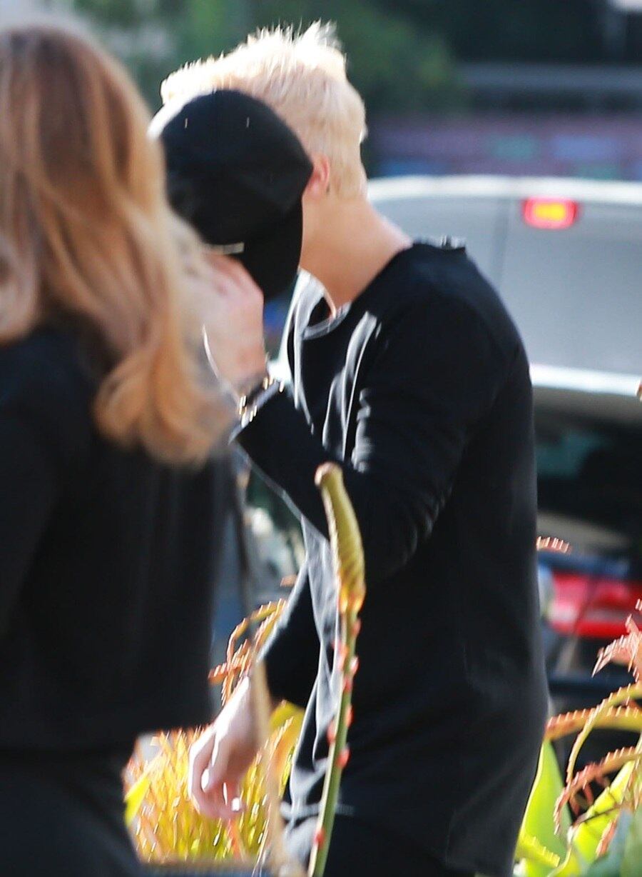 Na última sexta (5), Justin Bieber foi flagrado deixando o salão de beleza