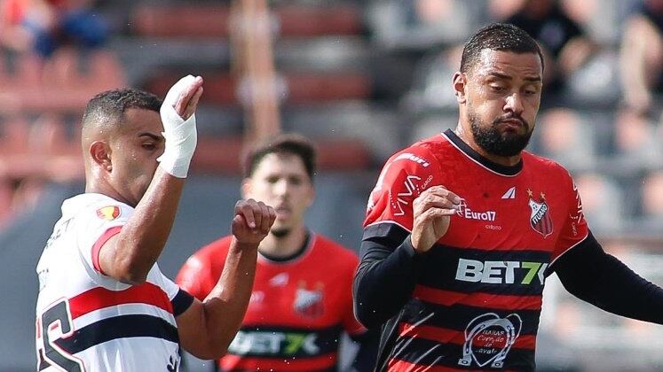 Ituano X São Paulo

Com os dois times precisando de um bom resultado na última rodada do Campeonato Paulista, o Ituano lutava para escapar da zona de rebaixamento e o São Paulo para garantir a classificação. No jogo que estava empatado por 2 a 2, se o resultado permanecesse, não seria bom para nenhum dos clubes. Mas, no fim da partida, o São Paulo teve um pênalti a seu favor. Lucas Moura foi para a bola, e balançou as redes aos 53 minutos do segundo tempo. O Tricolor Paulista se classificou e rebaixou o time de Itu. 

Acompanhe o Campeonato Paulista na tela da RECORD.