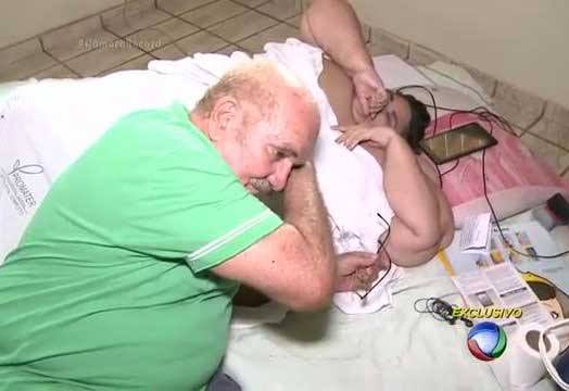 Mas, quantos quilos pesa Kalina? A resposta da mulher mais obesa do Brasil é simples: “Eu nunca mais me pesei”. 



— Eu não sei nem como é a balança mais. Se botar, a balança
quebra

Passando fome e sem lugar para dormir, a vida nem sempre foi tranquila e favorável para MC Bin Laden
