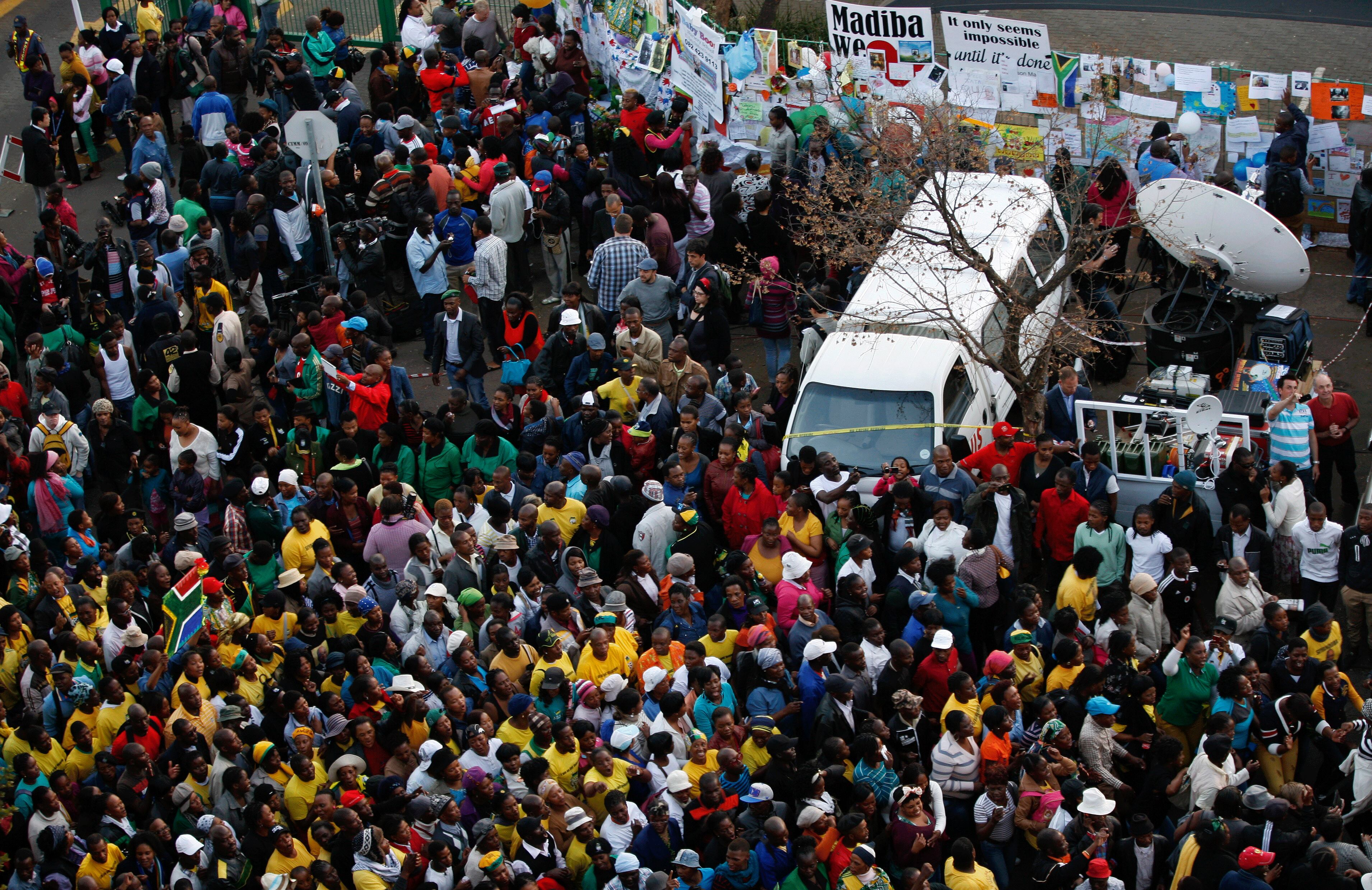 Aos 94 anos, Mandela sofria com constantes problemas de saúde e estava
internado desde 8 de junho de 2013. Quando foi anunciado que o ex-presidente
estava em estado grave, multidões emocionadas se aglomeraram em frente
ao hospital de
Pretória para deixar mensagens de apoio ao amado líder
