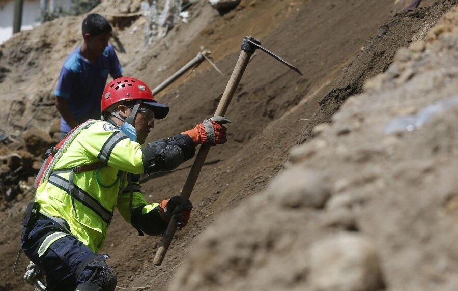 Algumas das casas intactas em Cambray, que fica à beira de um pequeno rio, foram abandonados por seus proprietários por medo de mais deslizamentos