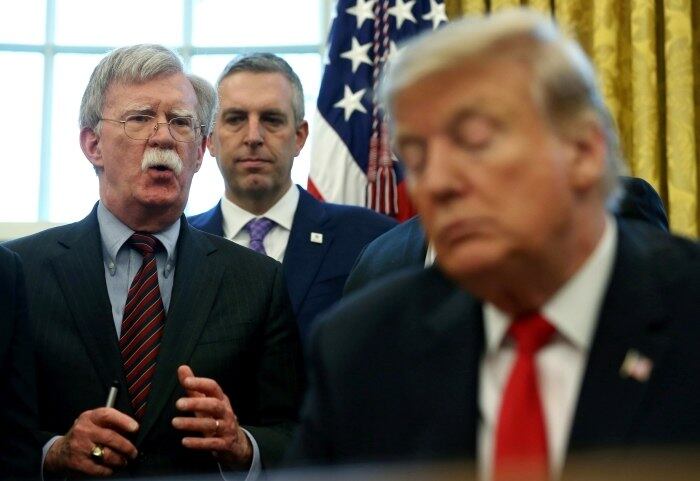 A demissão repentina de John Bolton — assessor de segurança
nacional dos Estados Unidos — na última terça-feira (10) deixa vago um cargo
importante na administração de Donald Trump. Segundo o presidente, o substituto
de Bolton deve ser anunciado na próxima semana. “Há cinco pessoas que querem
muito o trabalho”, apontou Trump. Conheça os possíveis candidatos apontados
pela imprensa internacional