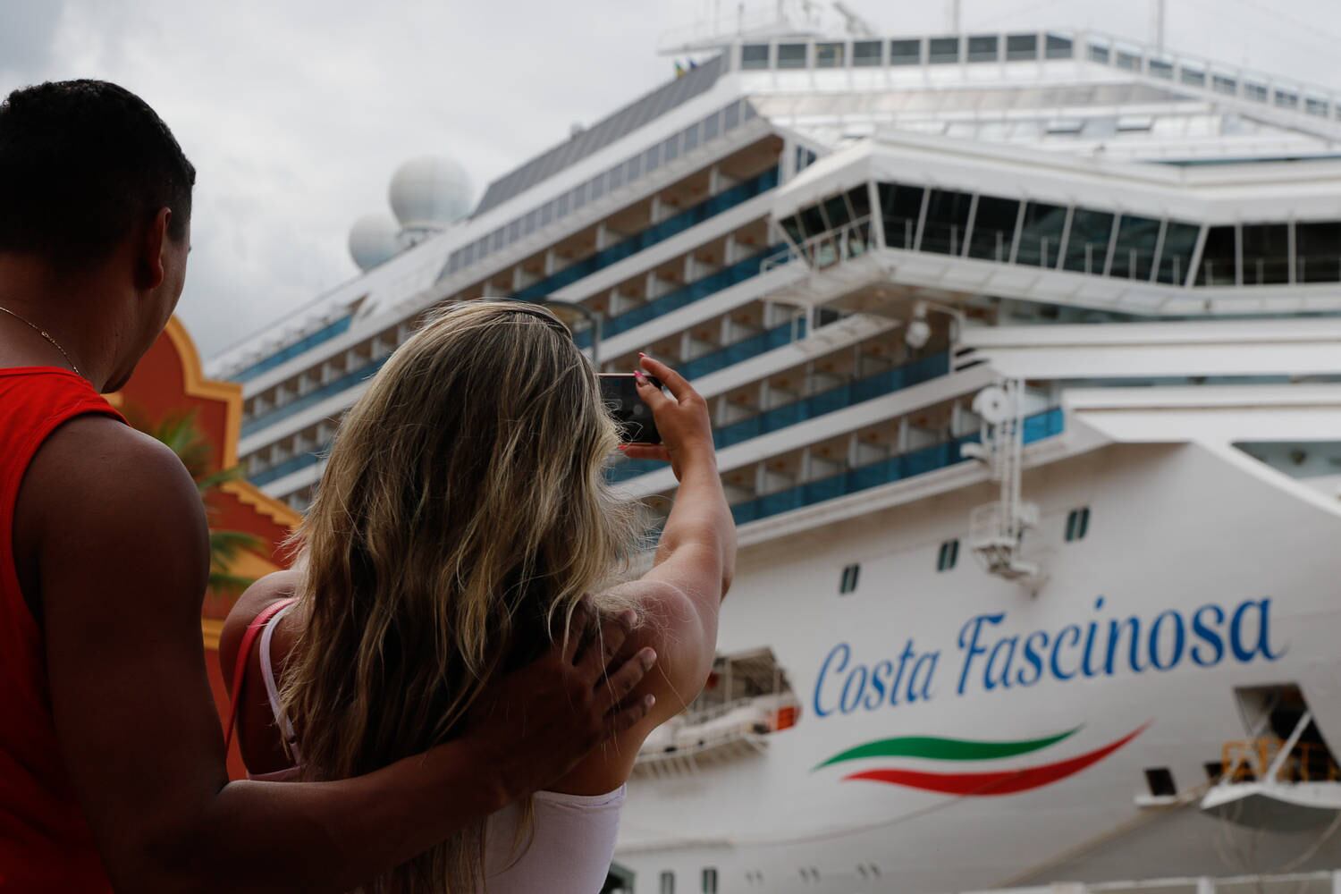 O navio de cruzeiros Costa Fascinosa aporta no Pier Mauá com casos de covid-19 entre tripulantes e passageiros, que desembarcam para cumprir quarentena na cidade.
Publicado em 06/01/2022 08:37
 Foto: Fernando Frazão/Agência Brasil
 Local: Rio de Janeiro-RJ