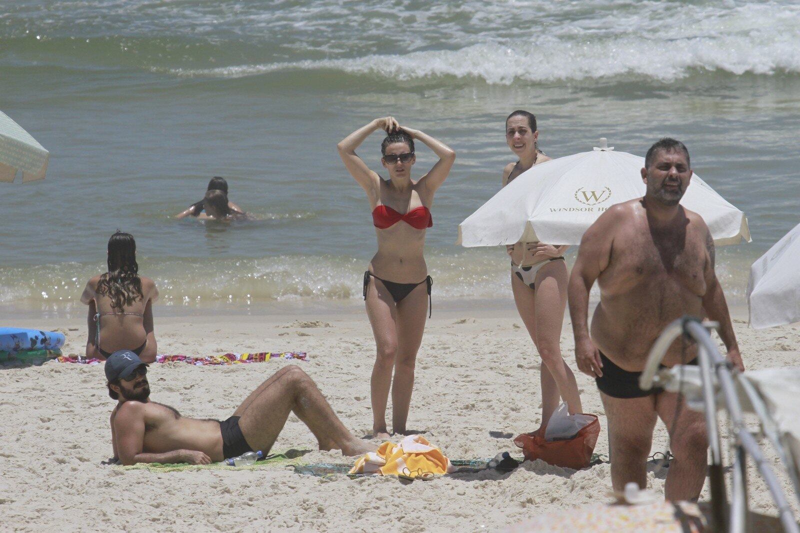 Bianca Bin curte dia de sol e praia com amigos no Rio de Janeiro