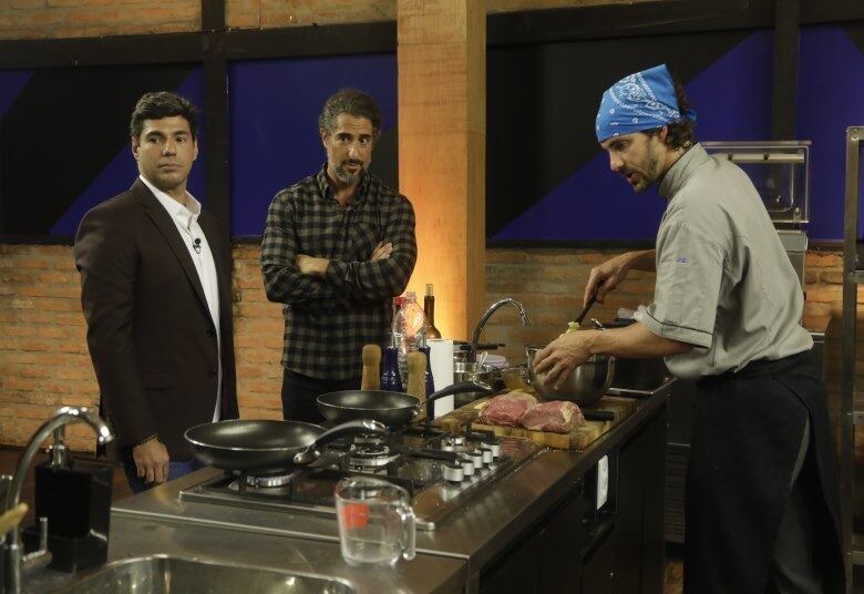 Equilíbrio emocional

A opinião mais comum entre os internautas é sobre o equilíbrio emocional. Se manter tranquilo durante as provas é um dos maiores desafios para os chefs
