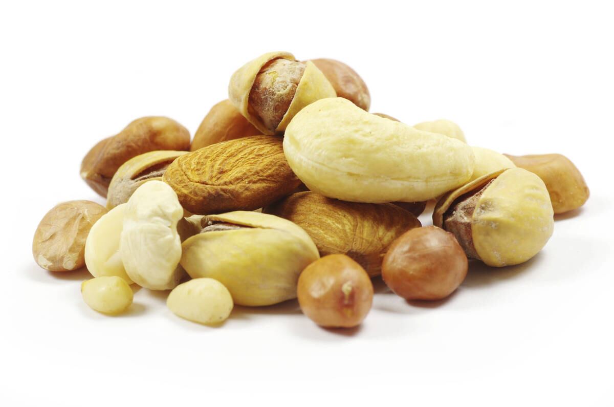 Nozes
As nozes são ricas em ácidos graxos e ômega 3. Estudos mostram que o ideal é comer em torno de 75g por dia (cerca de um punhado) para aumentar a vitalidade do espermatozoide. Uma dica é usá-las nas saladas ou em lanche de meio da tarde para ajudar a controlar os níveis de açúcar no sangue