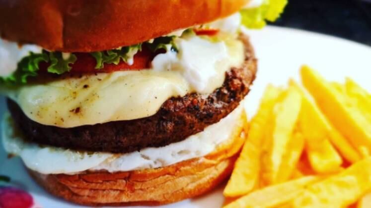 Ana Baker também colocou a mão na massa para preparar um delicioso Angus gourmet, com pão de brioche tostado, molho de alho e batata para acompanhar. Quem também não resiste a um belo hambúrguer?