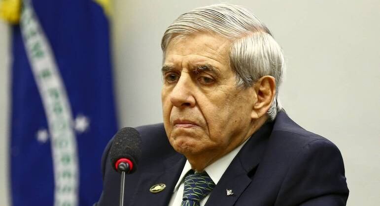 General Augusto Heleno, enquanto ministro do GSI, durante audiência em comissão da Câmara