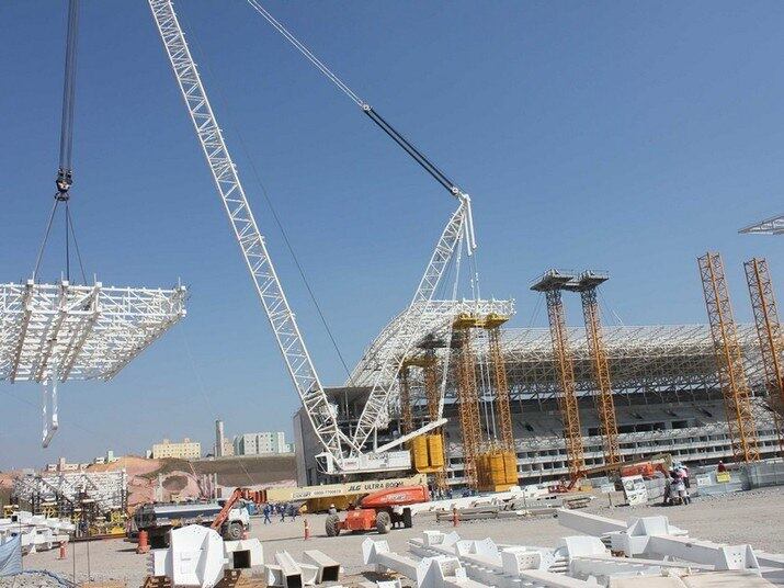 No último dia 6, o jornal O Estado de S.Paulo informou que a empresa área Emirates, dos Emirados Árabes Unidos, deve pagar cerca de R$ 450 milhões ao Corinthians pelo direito de batizar o estádio. O acordo, no entanto, ainda não foi fechado.