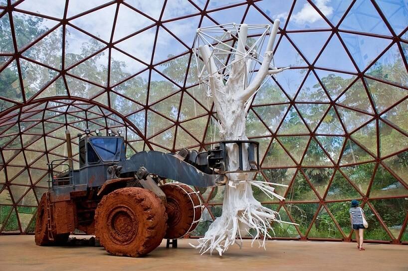 Em "De Lama Lâmina", o artista Matthew Barney buscou referências no candomblé baiano. A obra, realizada em parceria com o músico Arto Lindsay, retrata a complexa narrativa sobre o conflito entre Ogum, orixá do ferro, da guerra e da tecnologia, e Ossanha, orixá das florestas, das plantas e das forças da natureza - um paralelo com o atual embate de forças entre destruição e criação, progresso e conservação, desenvolvimento e preservação do meio ambiente.