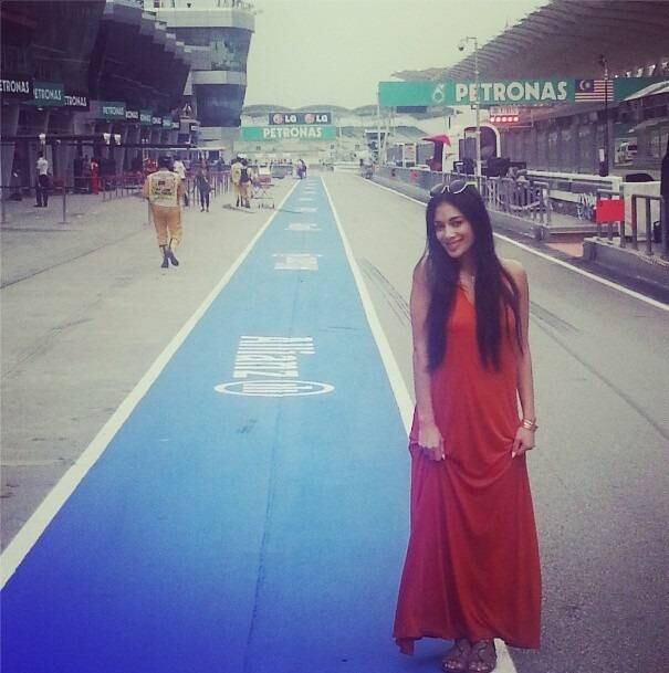 A namorada gata sempre apoia o piloto ao redor do mundo nas corridas da temporada da F1...