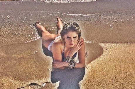 Bárbara Evans fez pose sensual neste domingo (15)