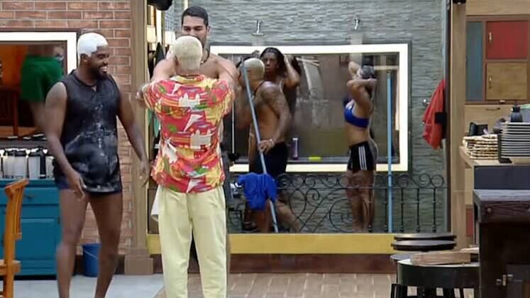 Animador da galera no pré-festa? WL assumiu esse posto com maestria. Na preparação dos peões para uma das comemorações da temporada, o influenciador colocou Tonzão e Shay para dançar, que tentavam acompanhar seu ritmo