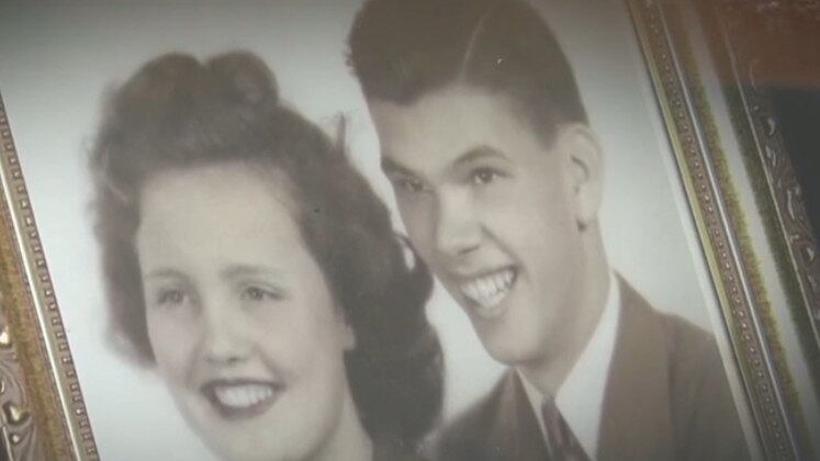 Foi na casa da avó dela que ele a viu pela primeira vez, sentada na varanda. Os dois ficaram perdidamente apaixonados. A partir daí, não se desgrudaram mais. Até que, em 1944, os dois terminaram o Ensino Médio e tomaram uma decisão de se casar