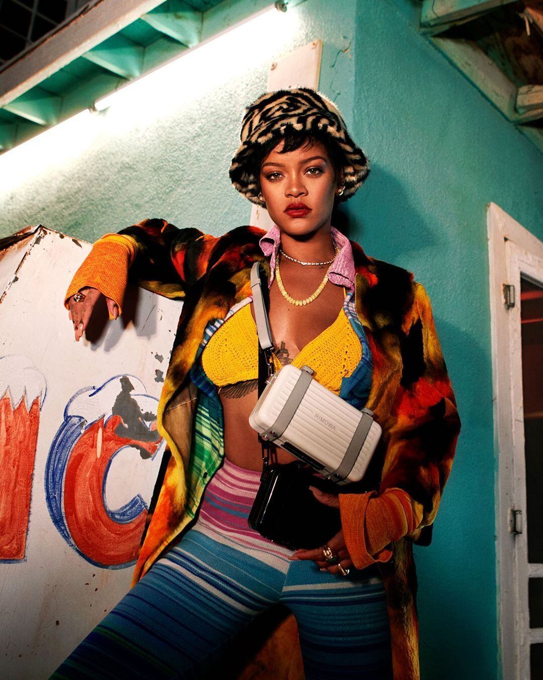 Para o ensaio acima, Rihanna usou um bucket hat com tecido bem felpudo e estampa animal print. A opção também pode ser legal para dias mais frios