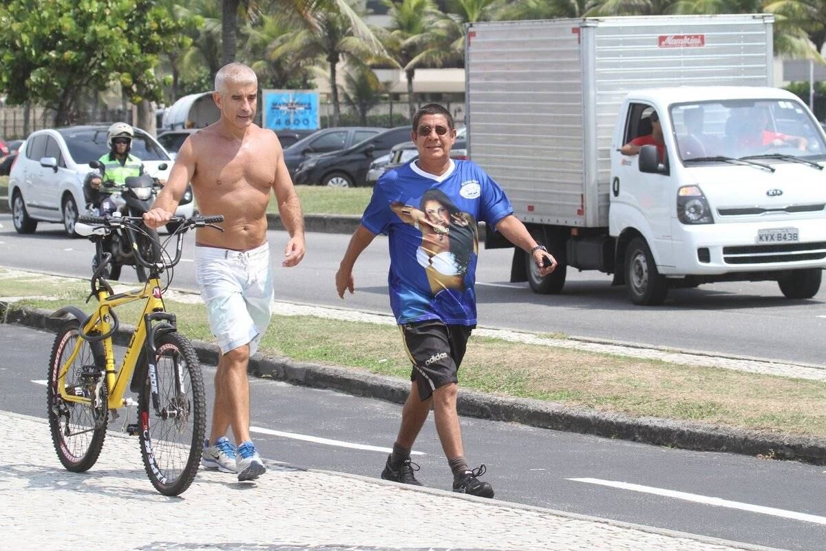 Zeca Pagodinho aproveitou a manhã desta quinta-feira (13) para passear pela orla da praia da Barra da Tijuca, no Rio de Janeiro