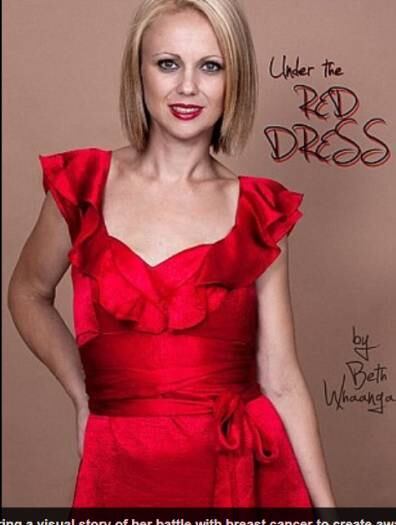 Após retirar os seios e o útero, Beth postou duas fotos na
rede social: uma em que está usando um vestido vermelho, sem mostrar nenhuma
cicatriz, e outra seminua, exibindo todas as marcas e cicatrizes das cirurgias