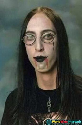 Se você nunca entendeu direito a relação entre os góticos e o romantismo "Mal do Século", essa foto meio que explica tudo: é Lord Byron X Marilyn Manson!