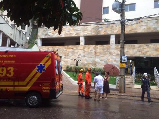 Bombeiros isolaram portaria do prédio