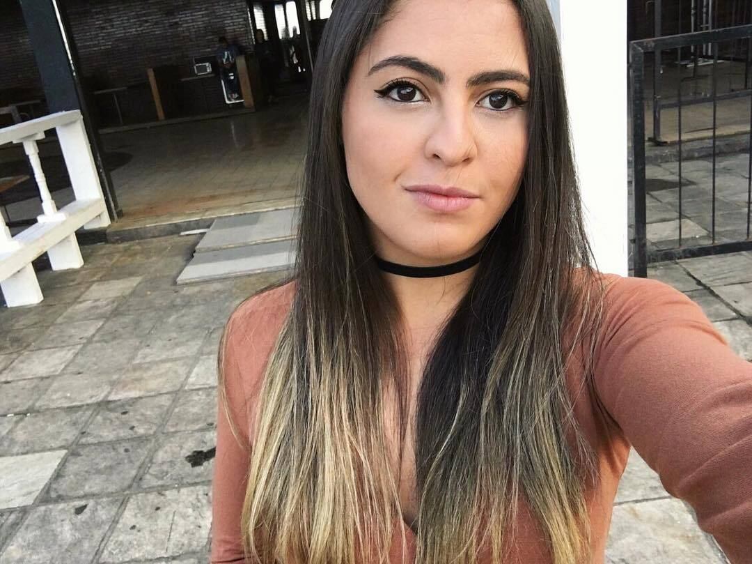 Danielle Favatto, filha do Baixinho Romário e que também é conhecida como Dada, vive dando o que falar nas redes sociais, principalmente quando ela posta fotos mostrando seu corpão. Dessa vez, no entanto, ela optou por uma selfie mais comportada e também fez sucesso. Os seguidores da gata elogiaram bastante e um deles ainda fez uma brincadeira com o nome dela: "Dadavilhosa!". Veja mais sobre a musa a seguir

EsportesR7 no YouTube. Inscreva-se