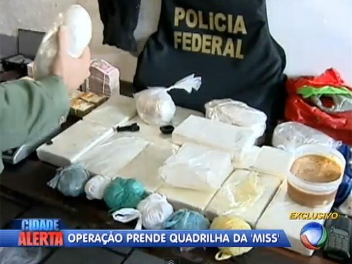 A polícia acredita que ele voltava de Mato Grosso do Sul, onde foi encomendar cocaína. A suspeita é que ele vendia 400 kg da droga por ano. Veja na reportagem!